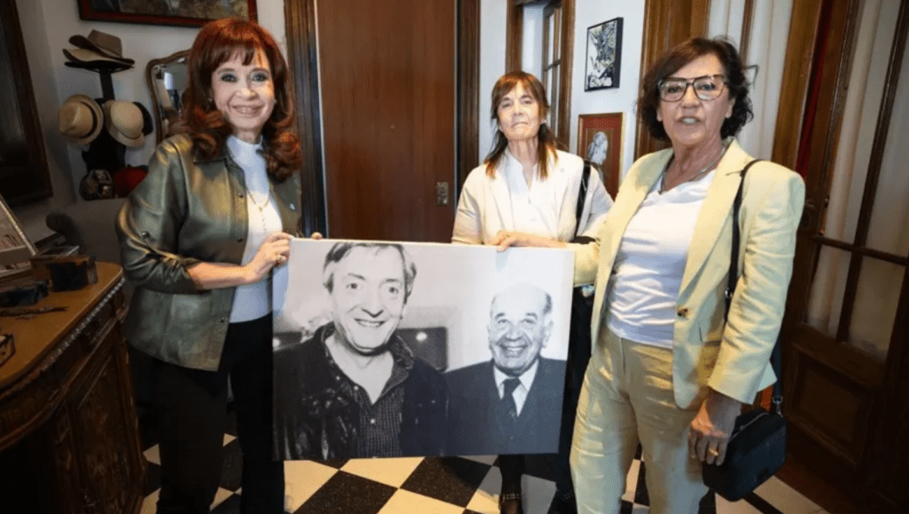 Silvia Sapag y referentes del kirchnerismo en Neuquén visitaron a Cristina Kirchner en su prisión&nbsp;domiciliaria