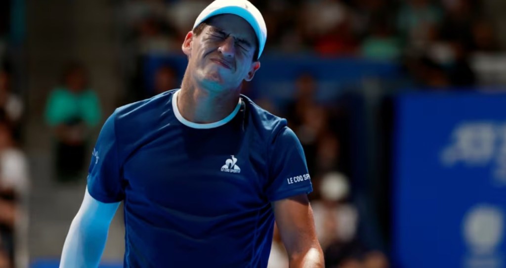 Alarma en el tenis: Sebastián Báez sufre una estrepitosa caída y cierra un 2025 para el&nbsp;olvido