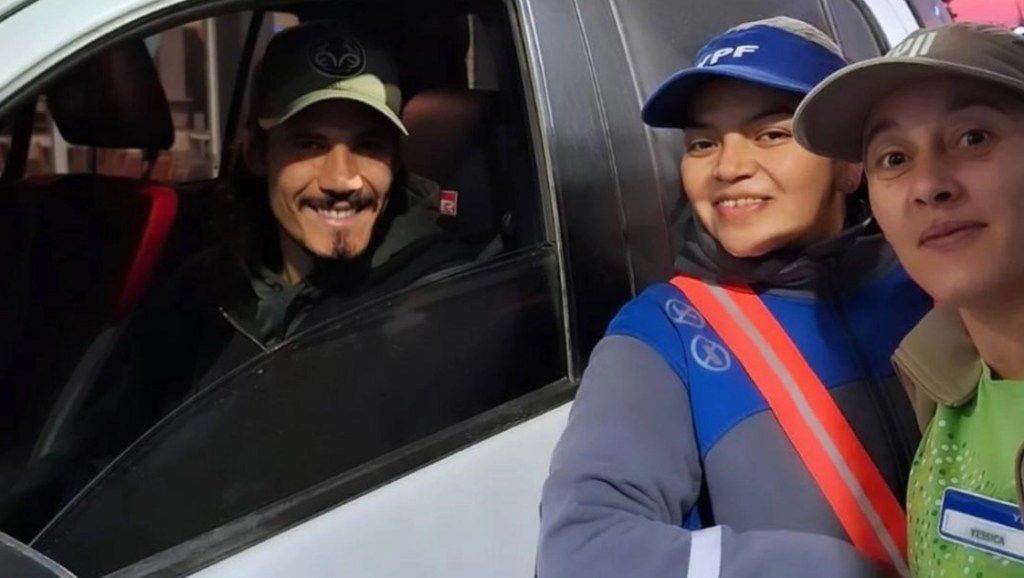 Sorpresa en La Pampa: Cavani frenó a cargar combustible y se sacó fotos con trabajadoras de una estación de&nbsp;servicio