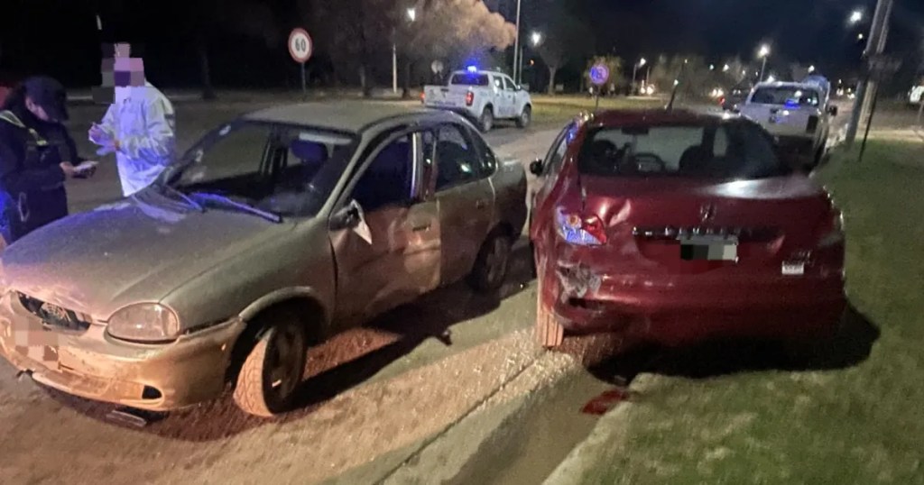 Intentó esquivar una moto y terminó chocando contra un auto estacionado en Toay