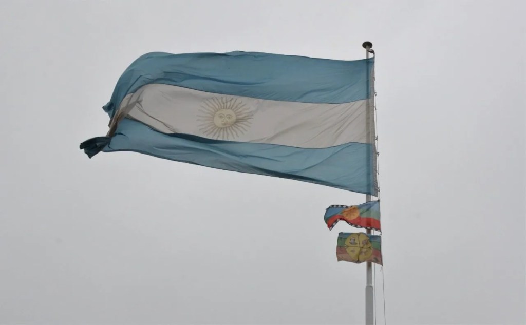 La Municipalidad de Santa Rosa volvió a izar la bandera Mapuche junto a la bandera argentina y generó rechazo entre vecinos  
